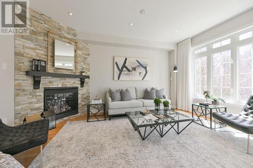 #22 -450 Worthington Ave, Richmond Hill, ON - Indoor Photo Showing Living Room With Fireplace