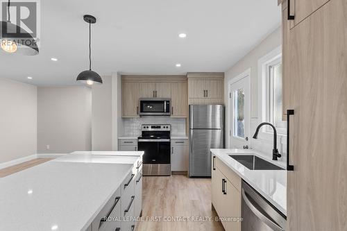 47 Mowat Cres, Barrie, ON - Indoor Photo Showing Kitchen With Upgraded Kitchen