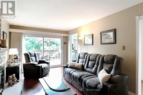 104 Lord Simcoe Dr, Brampton, ON - Indoor Photo Showing Living Room