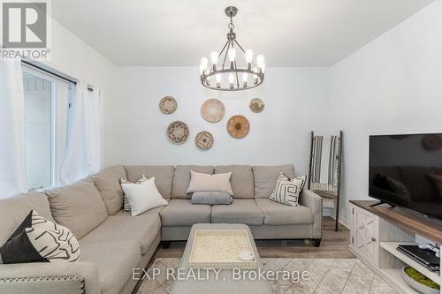 84 Rosethorn Ave, Toronto, ON - Indoor Photo Showing Living Room