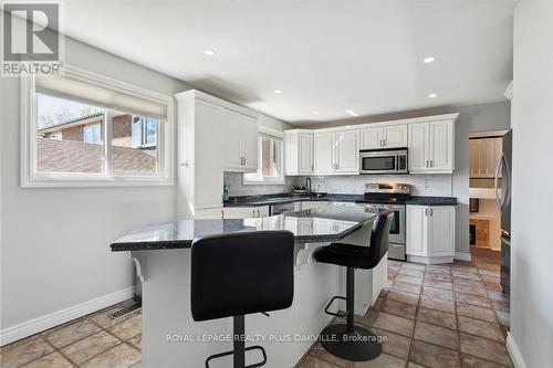 2543 Cavendish Drive, Burlington, ON - Indoor Photo Showing Kitchen With Upgraded Kitchen