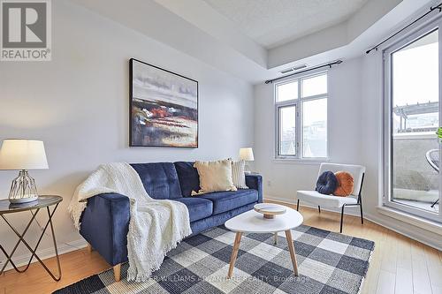 #423 -550 Front St W, Toronto, ON - Indoor Photo Showing Living Room