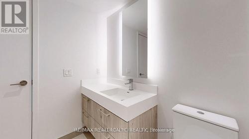 710 - 1 Yorkville Avenue, Toronto, ON - Indoor Photo Showing Bathroom