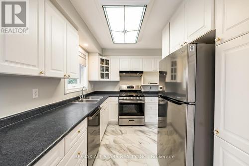 30 Robert Hunter Cres, East Gwillimbury, ON - Indoor Photo Showing Kitchen With Double Sink