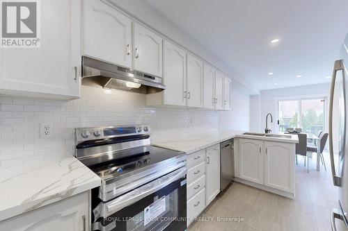 167 Kimono Cres, Richmond Hill, ON - Indoor Photo Showing Kitchen With Upgraded Kitchen