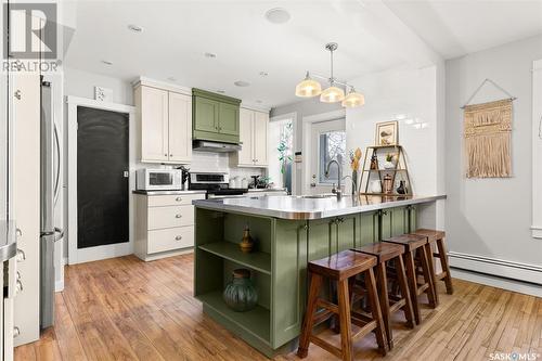 2802 Victoria Avenue, Regina, SK - Indoor Photo Showing Kitchen With Upgraded Kitchen