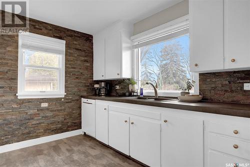 2665 Argyle Street, Regina, SK - Indoor Photo Showing Kitchen With Double Sink
