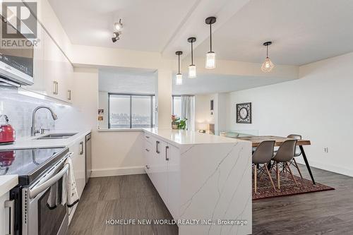 #1008 -177 Linus Rd, Toronto, ON - Indoor Photo Showing Kitchen With Upgraded Kitchen
