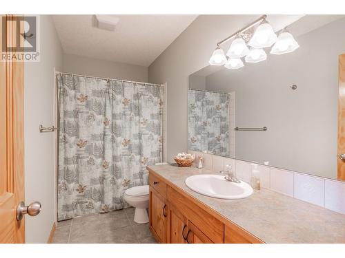 640 Upper Lakeview Road Unit# 33, Invermere, BC - Indoor Photo Showing Bathroom