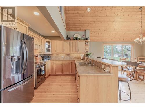 640 Upper Lakeview Road Unit# 33, Invermere, BC - Indoor Photo Showing Kitchen With Double Sink