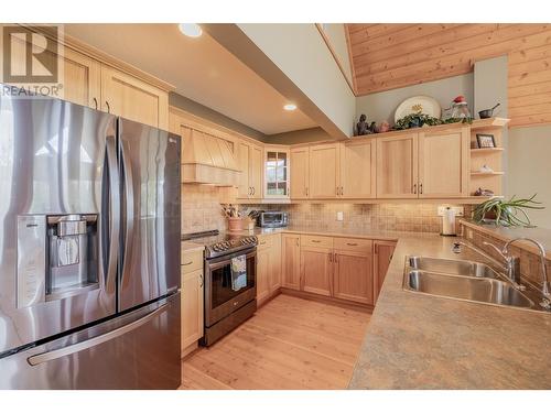 640 Upper Lakeview Road Unit# 33, Invermere, BC - Indoor Photo Showing Kitchen With Double Sink