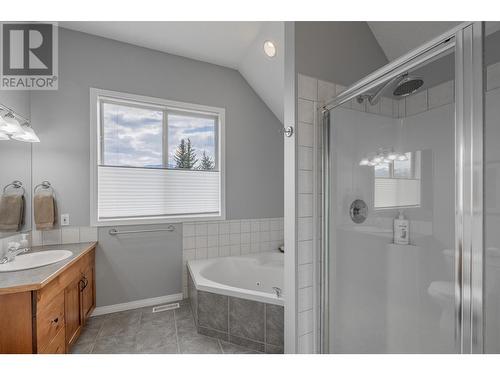 640 Upper Lakeview Road Unit# 33, Invermere, BC - Indoor Photo Showing Bathroom