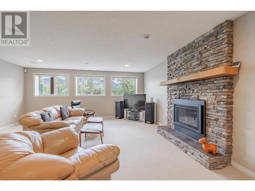 640 Upper Lakeview Road Unit# 33, Invermere, BC - Indoor Photo Showing Living Room With Fireplace