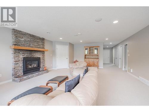 640 Upper Lakeview Road Unit# 33, Invermere, BC - Indoor Photo Showing Living Room With Fireplace