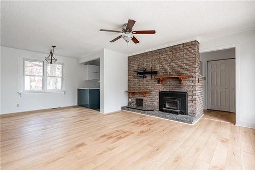5 Grand Avenue, Grimsby, ON - Indoor Photo Showing Living Room With Fireplace