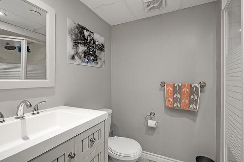 10 Margaret Street, Waterdown, ON - Indoor Photo Showing Bathroom