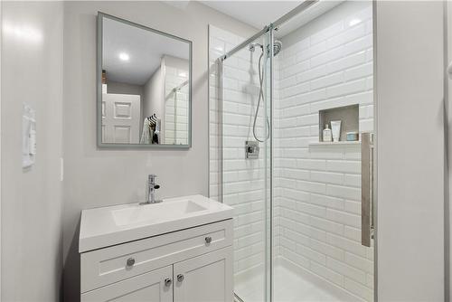 307 Weir Street N, Hamilton, ON - Indoor Photo Showing Bathroom