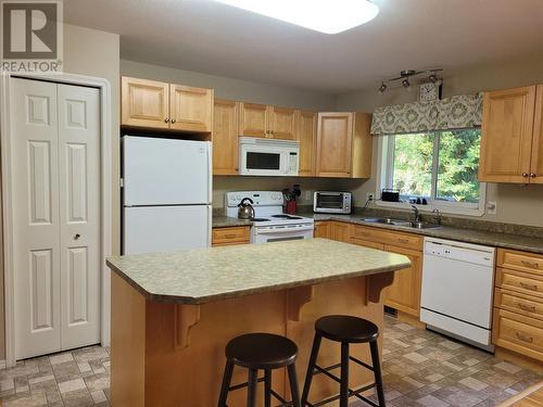 2207 Lakeview Drive, Blind Bay, BC - Indoor Photo Showing Kitchen With Double Sink