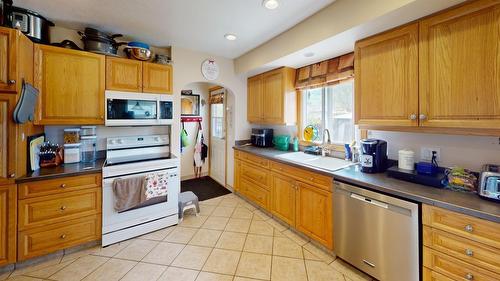 745 10Th Avenue, Montrose, BC - Indoor Photo Showing Kitchen With Double Sink
