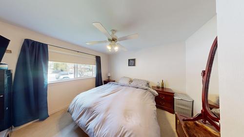 745 10Th Avenue, Montrose, BC - Indoor Photo Showing Bedroom