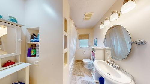 745 10Th Avenue, Montrose, BC - Indoor Photo Showing Bathroom