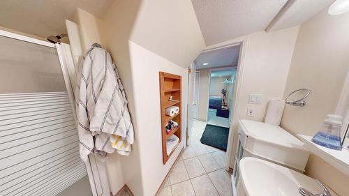 745 10Th Avenue, Montrose, BC - Indoor Photo Showing Bathroom