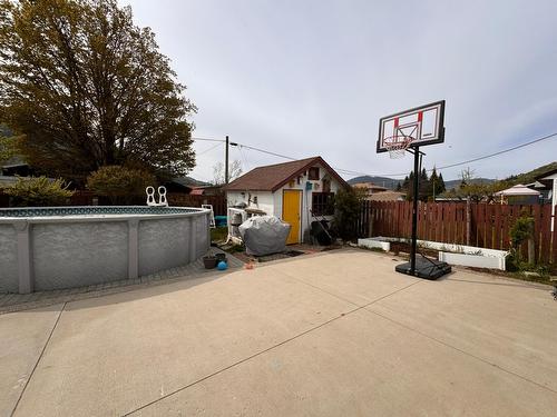 745 10Th Avenue, Montrose, BC - Outdoor With Above Ground Pool