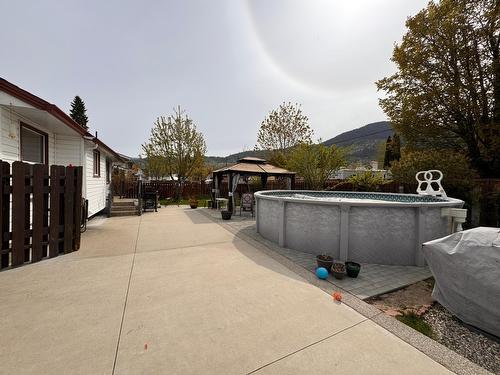 745 10Th Avenue, Montrose, BC - Outdoor With Above Ground Pool