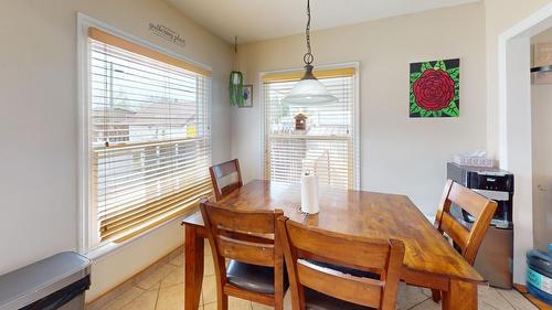 745 10Th Avenue, Montrose, BC - Indoor Photo Showing Dining Room