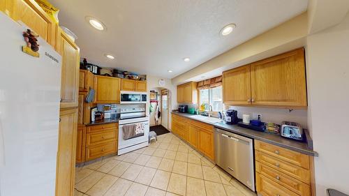 745 10Th Avenue, Montrose, BC - Indoor Photo Showing Kitchen