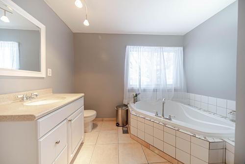 2221 2Nd Street S, Cranbrook, BC - Indoor Photo Showing Bathroom