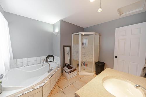 2221 2Nd Street S, Cranbrook, BC - Indoor Photo Showing Bathroom