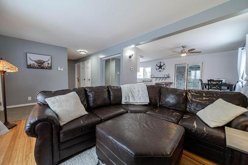 2221 2Nd Street S, Cranbrook, BC - Indoor Photo Showing Living Room