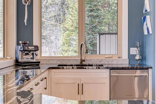2264 Black Hawk Drive, Sparwood, BC - Indoor Photo Showing Kitchen