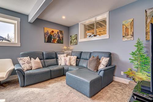 2264 Black Hawk Drive, Sparwood, BC - Indoor Photo Showing Living Room