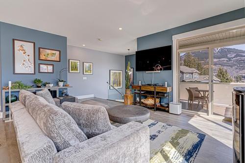 2264 Black Hawk Drive, Sparwood, BC - Indoor Photo Showing Living Room