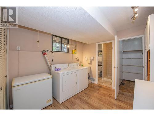 3934 15 Crescent, Vernon, BC - Indoor Photo Showing Laundry Room