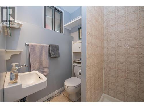3934 15 Crescent, Vernon, BC - Indoor Photo Showing Bathroom