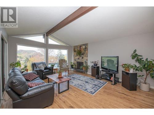 3934 15 Crescent, Vernon, BC - Indoor Photo Showing Living Room