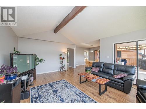 3934 15 Crescent, Vernon, BC - Indoor Photo Showing Living Room