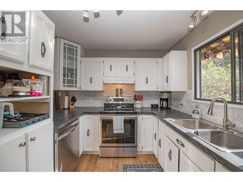 3934 15 Crescent, Vernon, BC - Indoor Photo Showing Kitchen With Double Sink