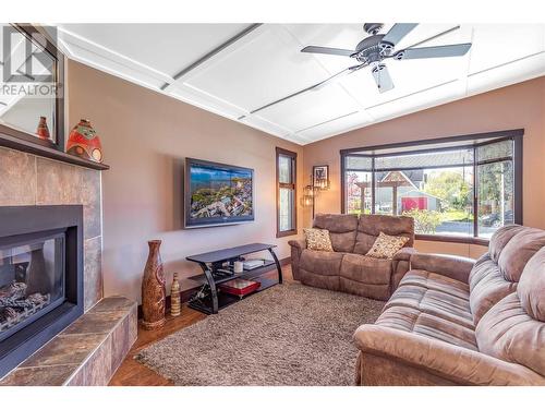 664 Patterson Avenue, Kelowna, BC - Indoor Photo Showing Living Room With Fireplace