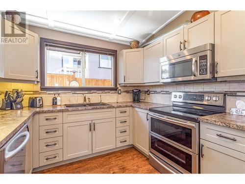 664 Patterson Avenue, Kelowna, BC - Indoor Photo Showing Kitchen With Double Sink