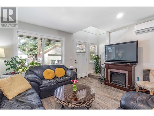 664 Patterson Avenue, Kelowna, BC - Indoor Photo Showing Living Room With Fireplace