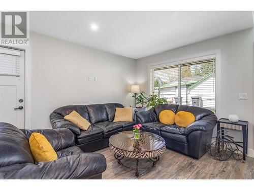 664 Patterson Avenue, Kelowna, BC - Indoor Photo Showing Living Room