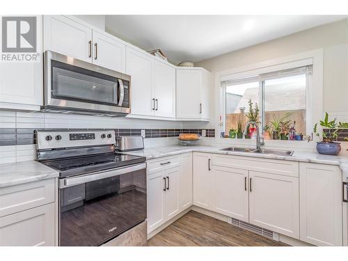664 Patterson Avenue, Kelowna, BC - Indoor Photo Showing Kitchen With Double Sink