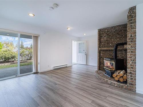 5658 Malibu Terr, Nanaimo, BC - Indoor Photo Showing Living Room With Fireplace