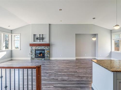 5207 Dewar Rd, Nanaimo, BC - Indoor With Fireplace