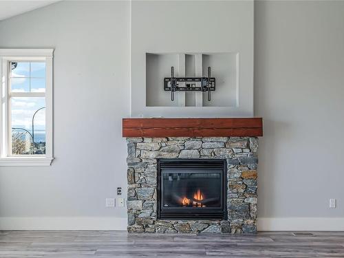 5207 Dewar Rd, Nanaimo, BC - Indoor Photo Showing Living Room With Fireplace