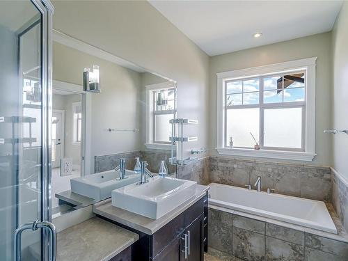 5207 Dewar Rd, Nanaimo, BC - Indoor Photo Showing Bathroom